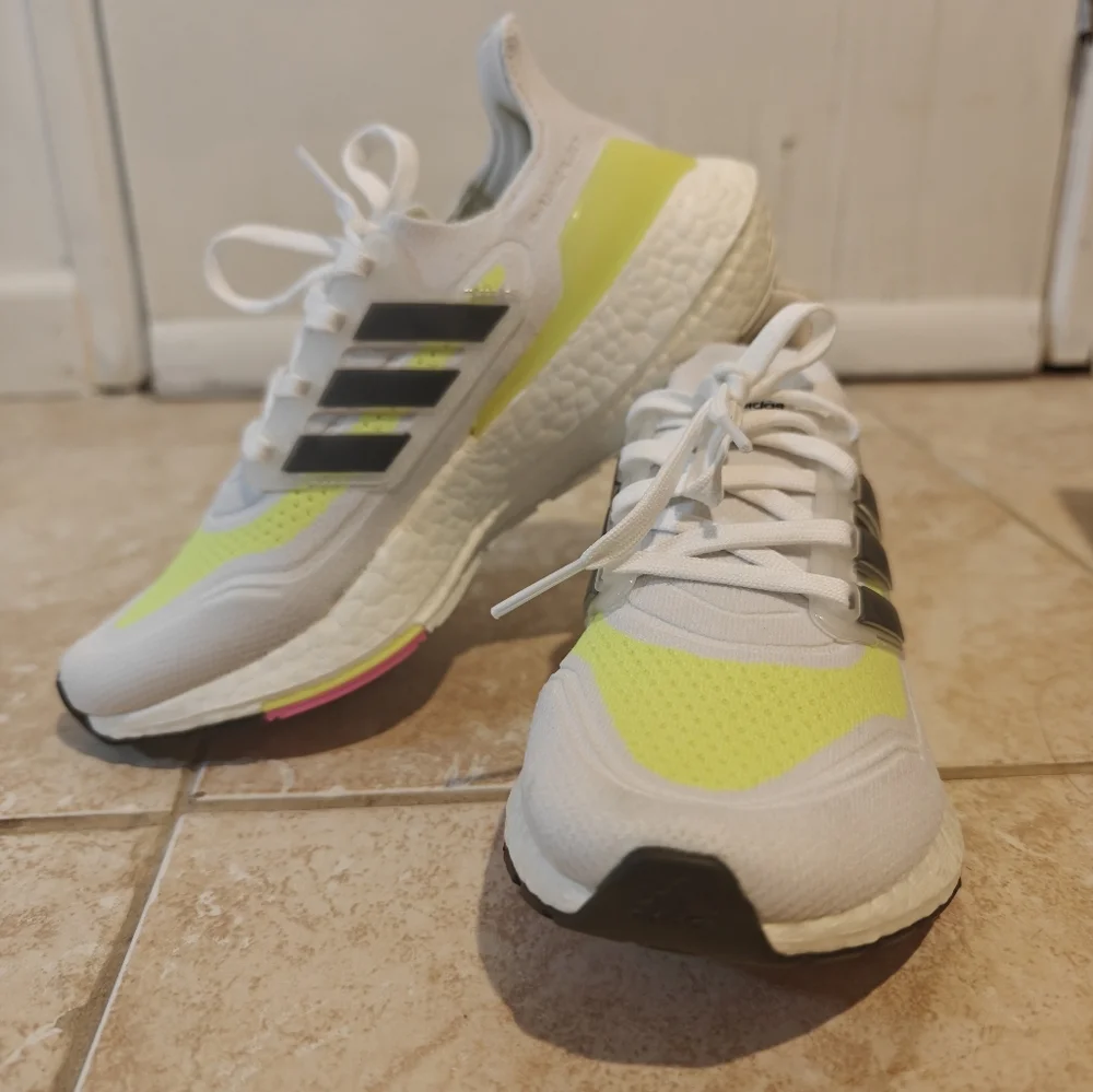 Adidas Ultra boost 21 Women Size 6/Kids Size 5 - Picture 1 of 6